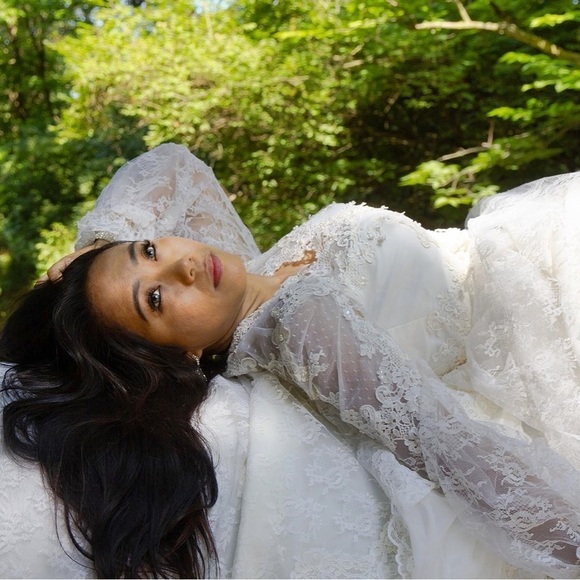 VINTAGE Wedding Dresses - Picture 4 of 12